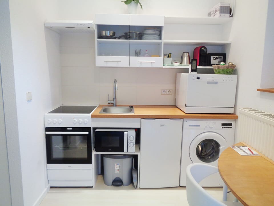 Comfort Single Room, 1 Bedroom, Non Smoking | Private kitchen | Fridge, coffee/tea maker, electric kettle, cookware/dishes/utensils