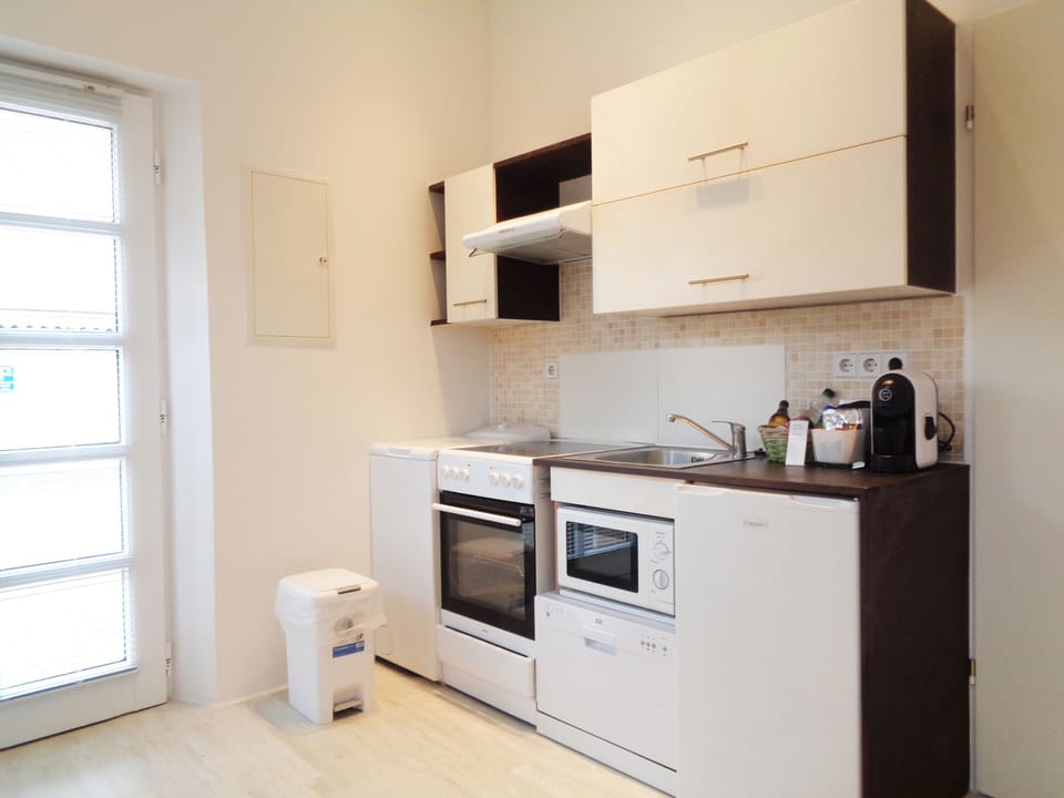Comfort Single Room, 1 Bedroom, Non Smoking | Private kitchen | Fridge, coffee/tea maker, electric kettle, cookware/dishes/utensils
