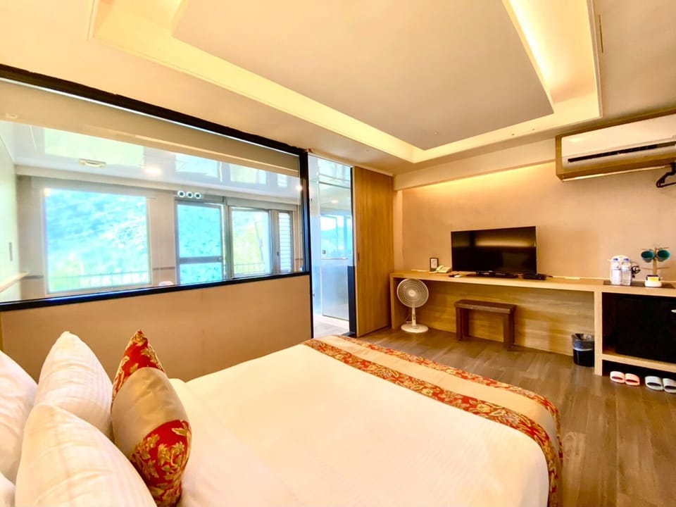 Suite with Mountain View | Free WiFi
