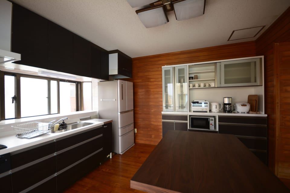 Family House, Non Smoking, Partial Ocean View | Private kitchen | Fridge