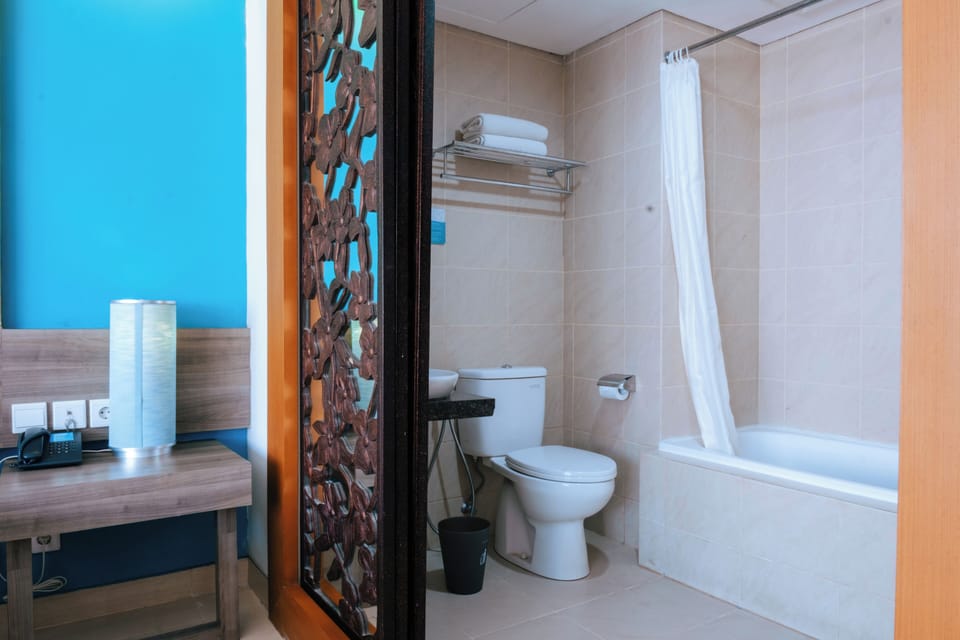 Suite | Bathroom | Shower, free toiletries, hair dryer, bidet