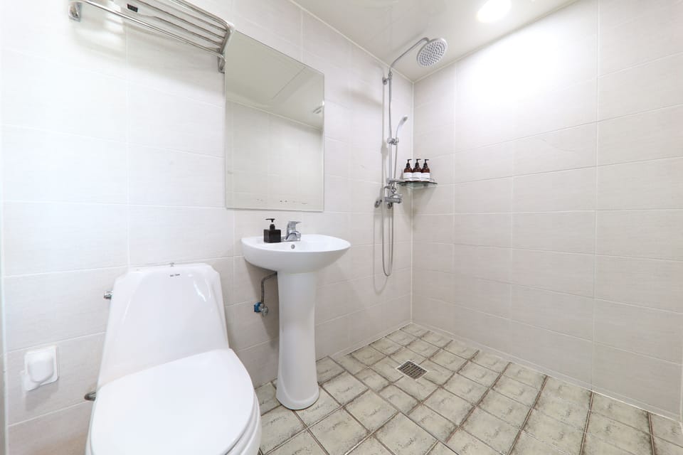 Shower, free toiletries