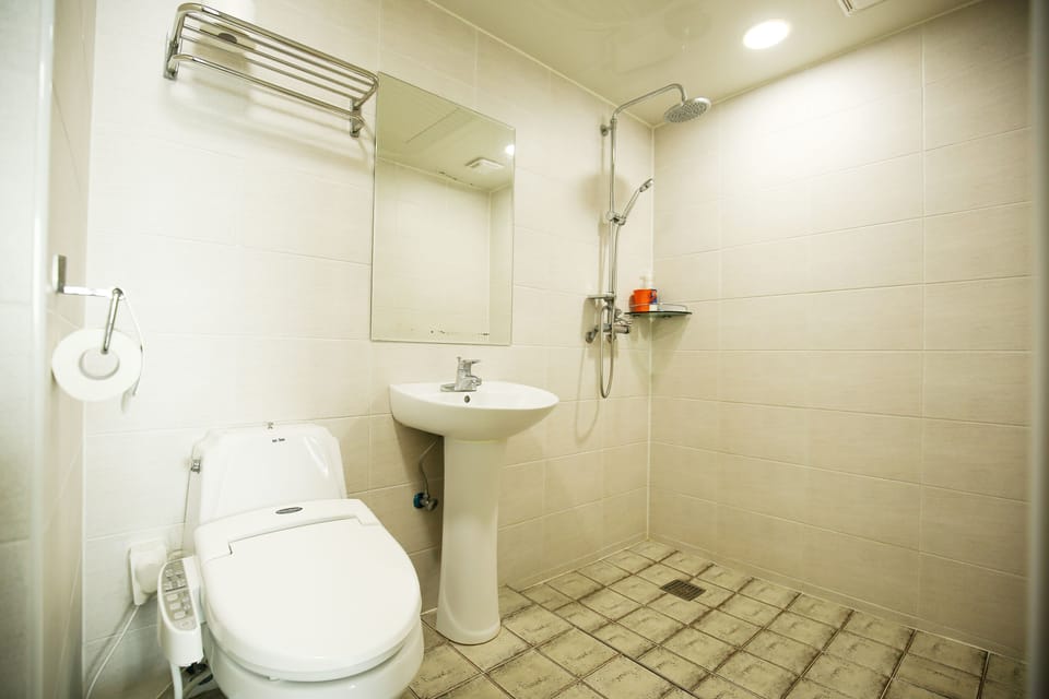 Shower, free toiletries