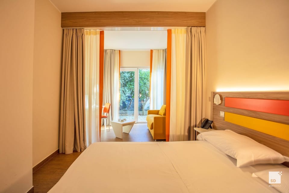 Junior Studio Suite, 1 Double or 2 Twin Beds | Minibar, in-room safe, desk, soundproofing