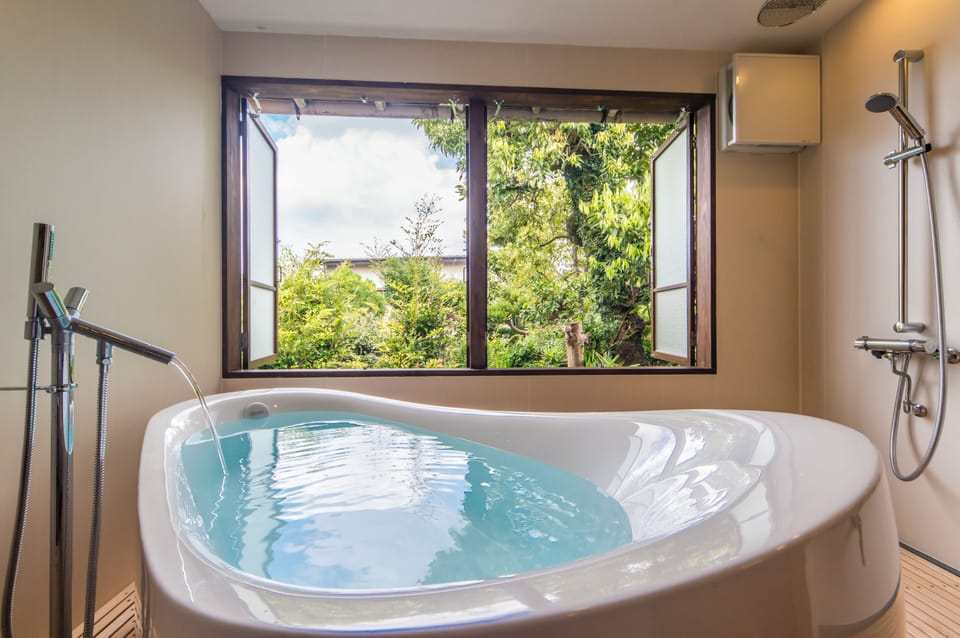Standard Room, Non Smoking | Bathroom | Separate tub and shower, deep soaking tub, free toiletries, hair dryer