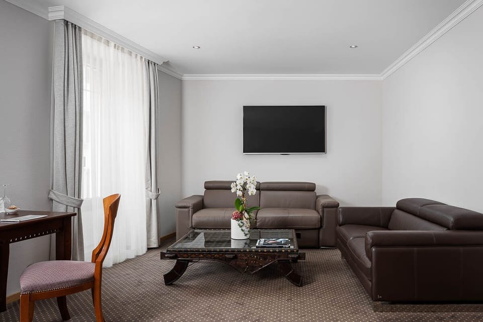 Family Room | Minibar, in-room safe, desk, blackout drapes