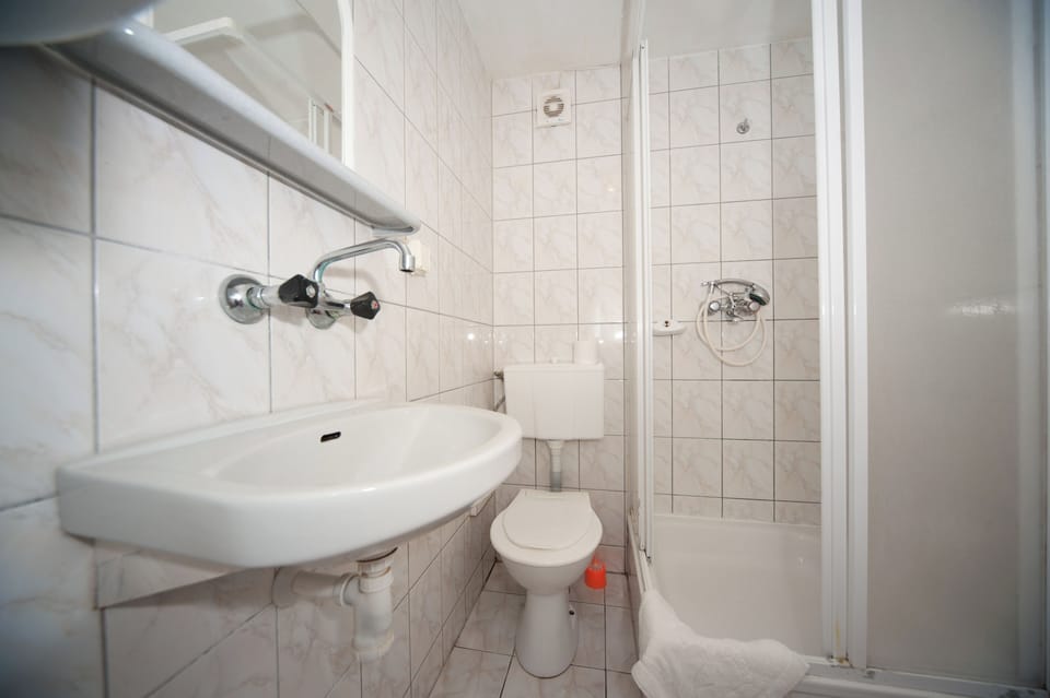 Single Room | Bathroom | Shower, towels