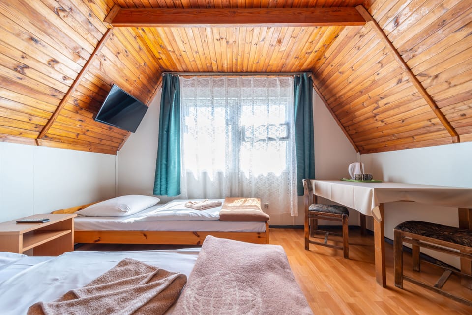 Triple Room, Shared Bathroom | Free WiFi, bed sheets