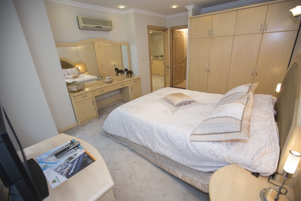 Double or Twin Room | Minibar, in-room safe, desk, soundproofing