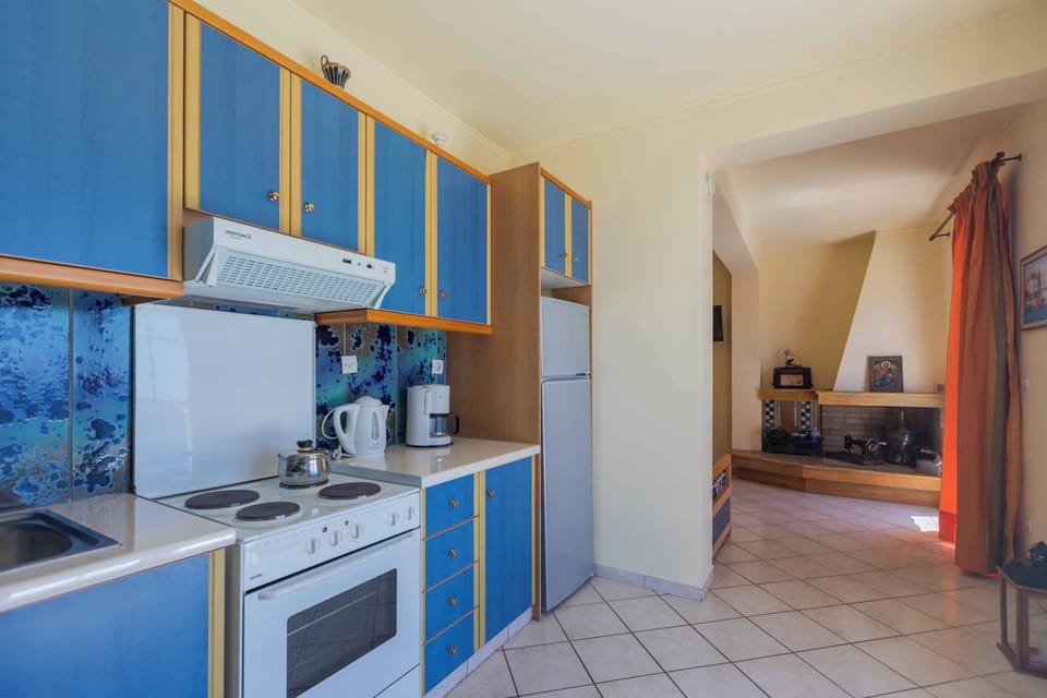 Apartment, 2 Bedrooms | Private kitchen | Fridge, stovetop, coffee/tea maker, electric kettle