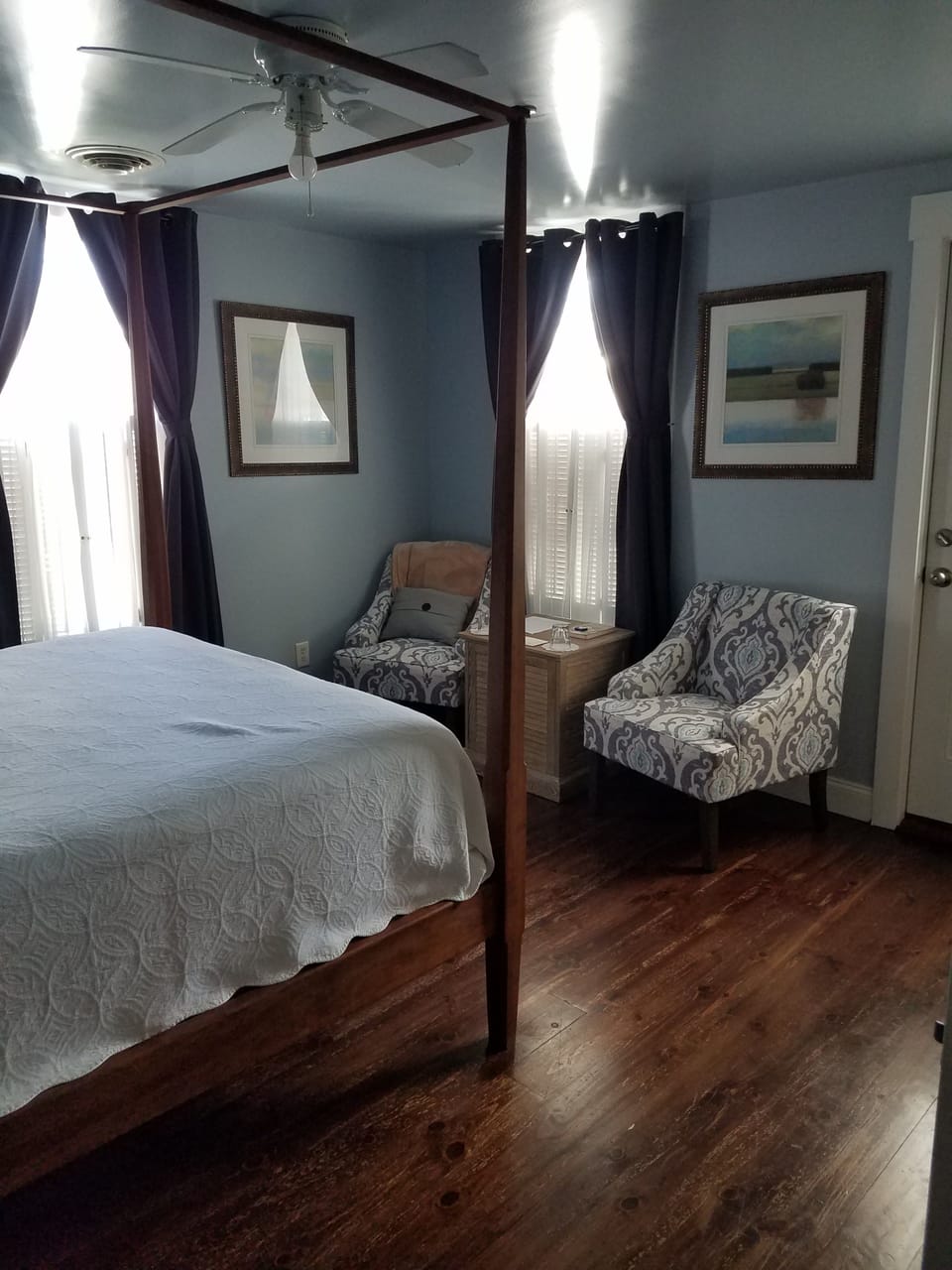 Queen Bed | Premium bedding, individually decorated, individually furnished