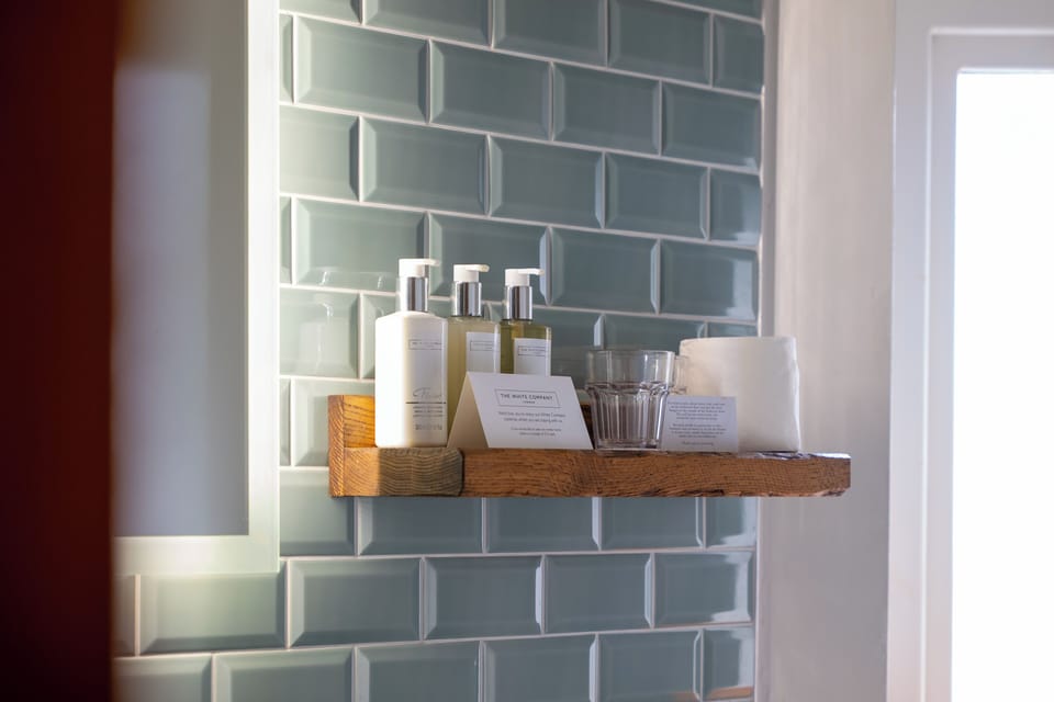 Shower, rainfall showerhead, free toiletries, towels