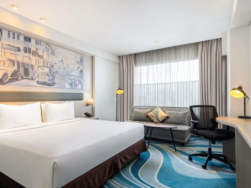 Deluxe Room | Minibar, in-room safe, desk, soundproofing