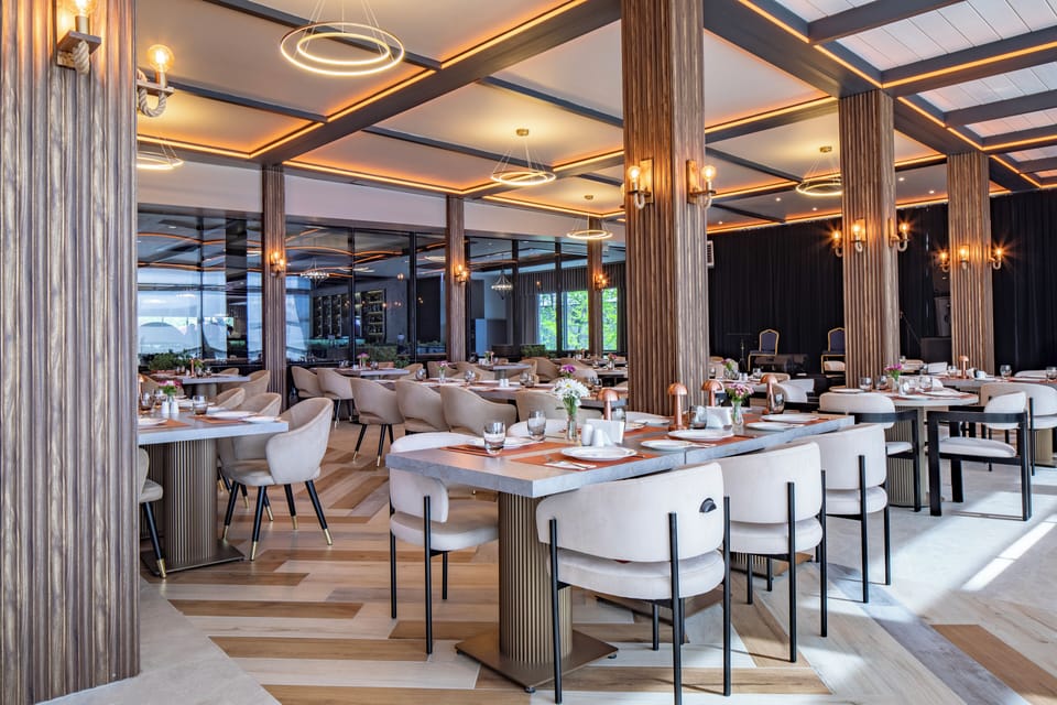 2 restaurants; breakfast, lunch, and dinner served