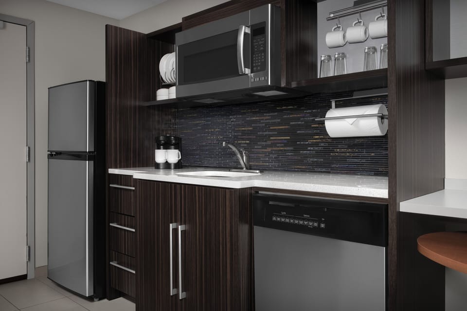 Full-size fridge, microwave, dishwasher, coffee/tea maker