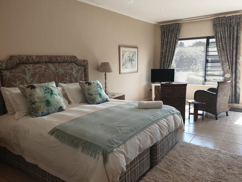 Deluxe Room | In-room safe, laptop workspace, blackout drapes, iron/ironing board