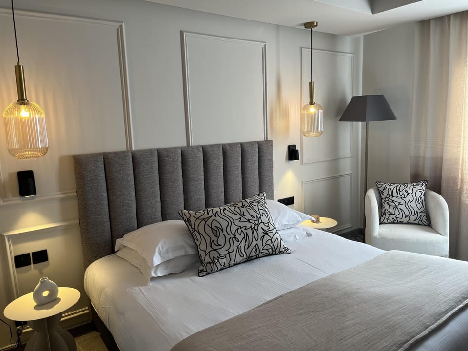 Deluxe Room, 1 Queen Bed, Non Smoking | Minibar, in-room safe, desk, blackout drapes