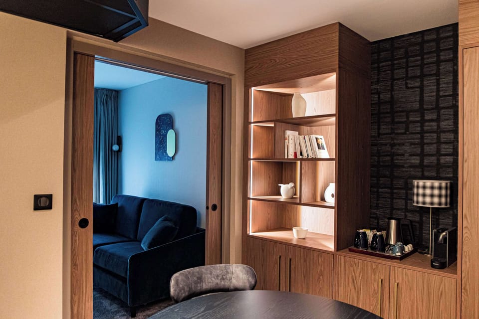 Suite, 1 King Bed, Non Smoking | Minibar, in-room safe, desk, blackout drapes