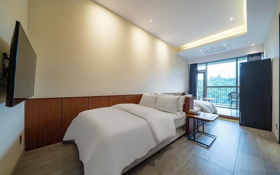 Corner Suite Twin (Extra guest: KRW 10,000/night; breakfast incl.; no Mon breakfast) | Desk, blackout drapes, WiFi (free)