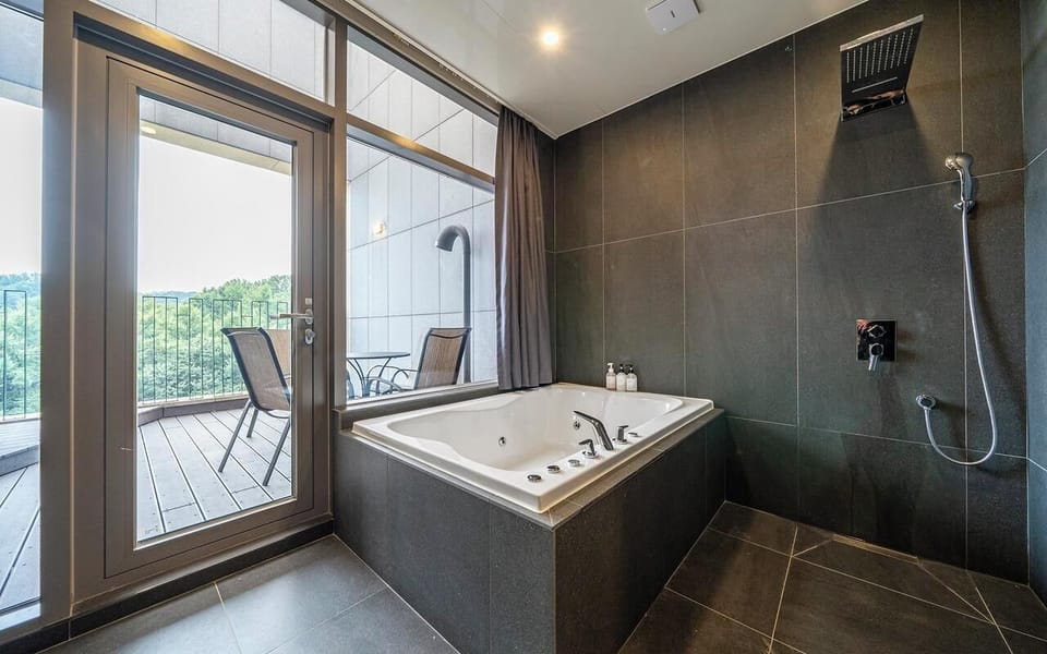 Suite Terrace Double (No extra guests, breakfast incl.; no Mon breakfast) | Bathroom | Separate tub and shower, free toiletries, hair dryer, bathrobes