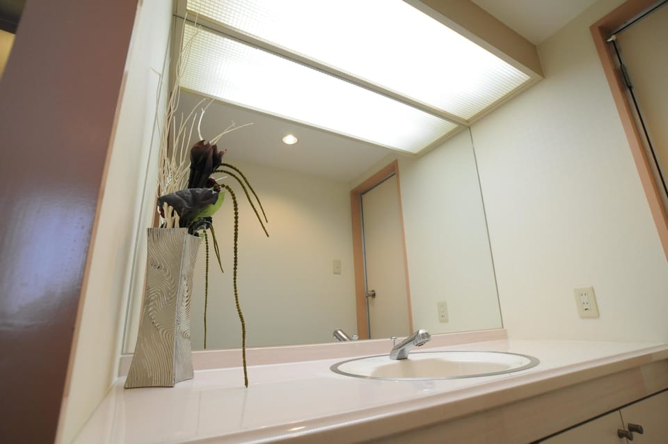 Twin Room, Non Smoking | Bathroom sink
