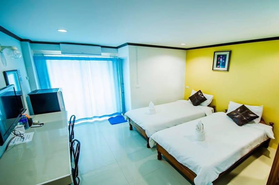 Standard Twin Room | Desk, blackout drapes, rollaway beds (surcharge), WiFi (free)