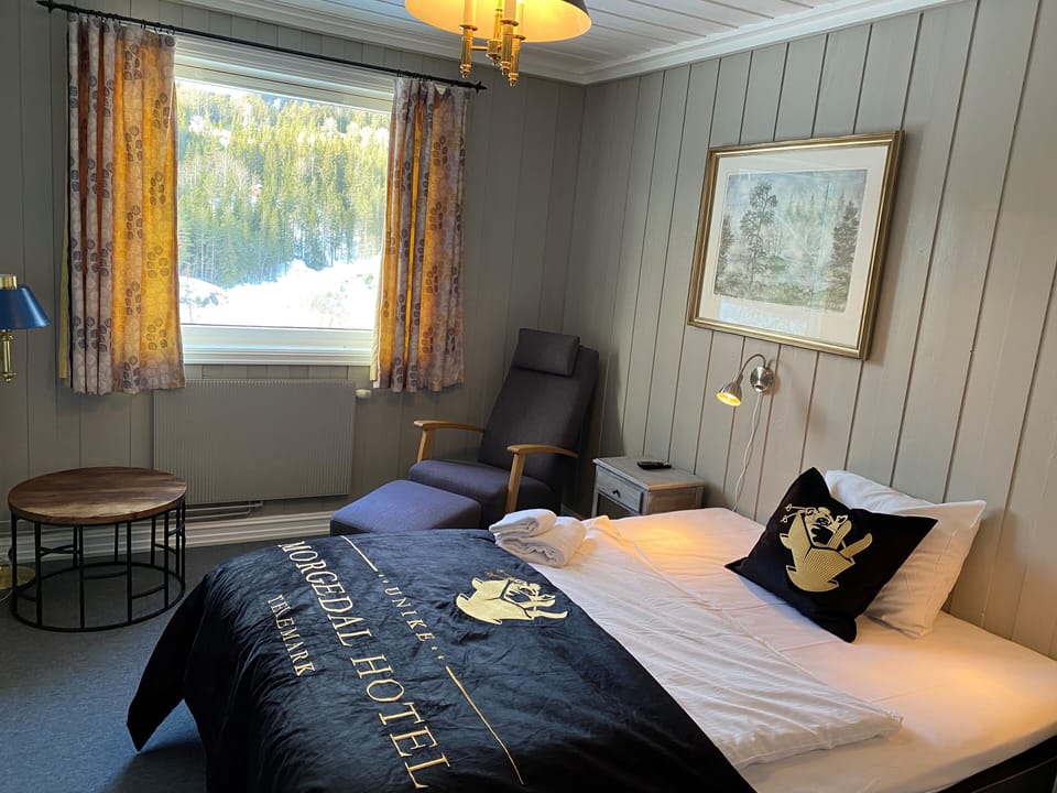 Single Room | Pillowtop beds, desk, cribs/infant beds, rollaway beds