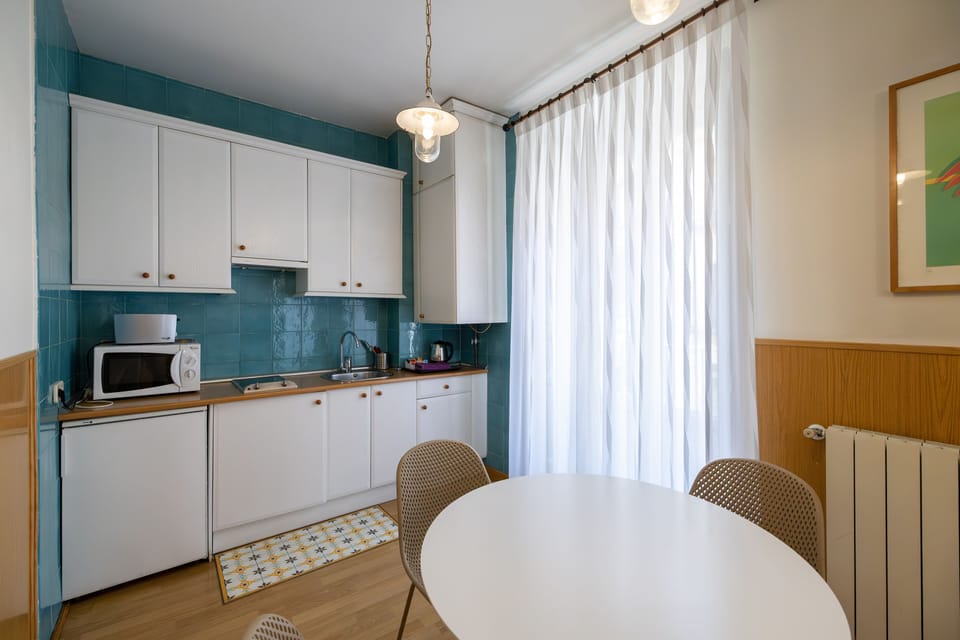 Apartment, 1 Bedroom, City View | Private kitchen | Fridge, microwave, stovetop, coffee/tea maker