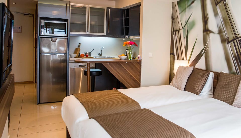 Family Room | Bathroom | Shower, free toiletries, towels