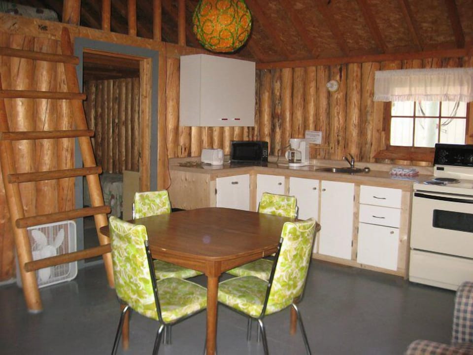 Coffee/tea maker, full-size fridge, microwave, oven