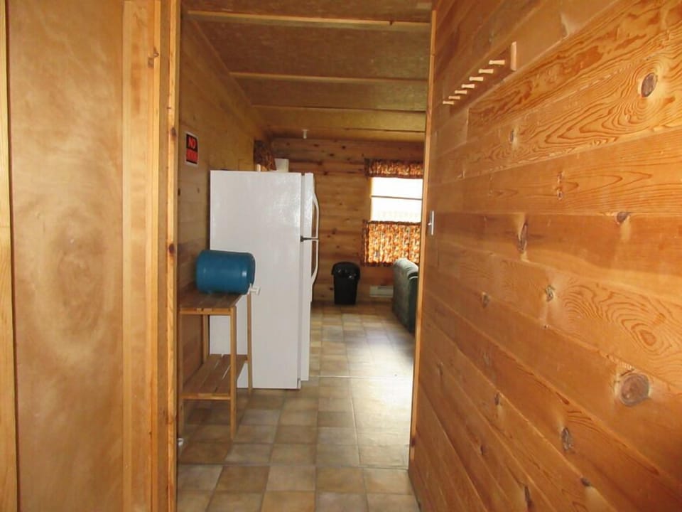 Cabin (8 Passengers) | Living area | Flat-screen TV