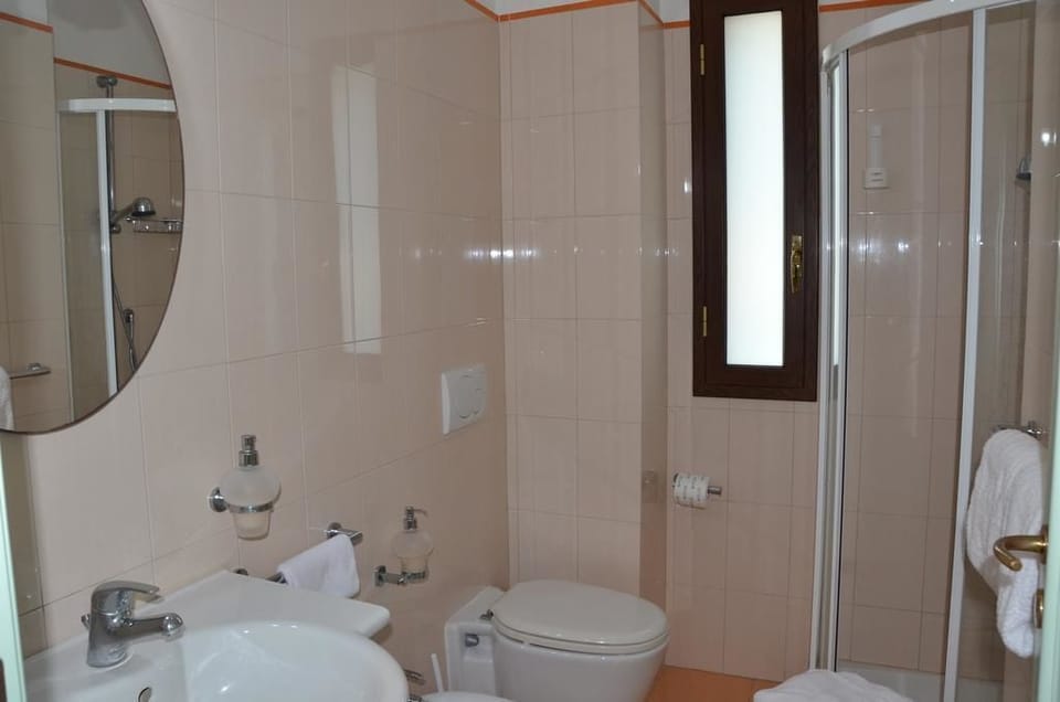 Shower, free toiletries, hair dryer, bidet