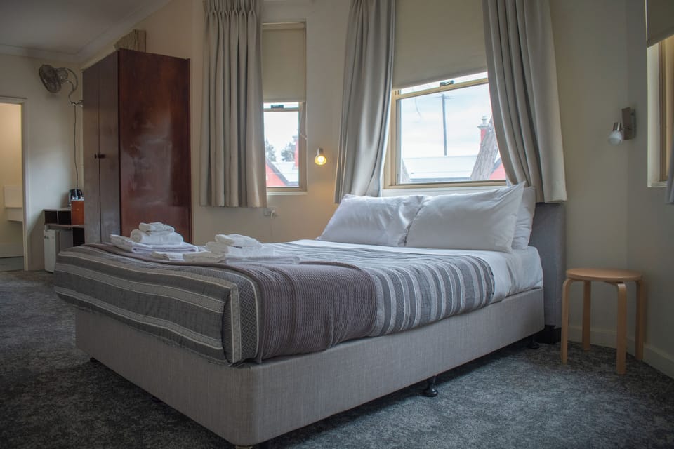 Family Room | Desk, free WiFi, bed sheets