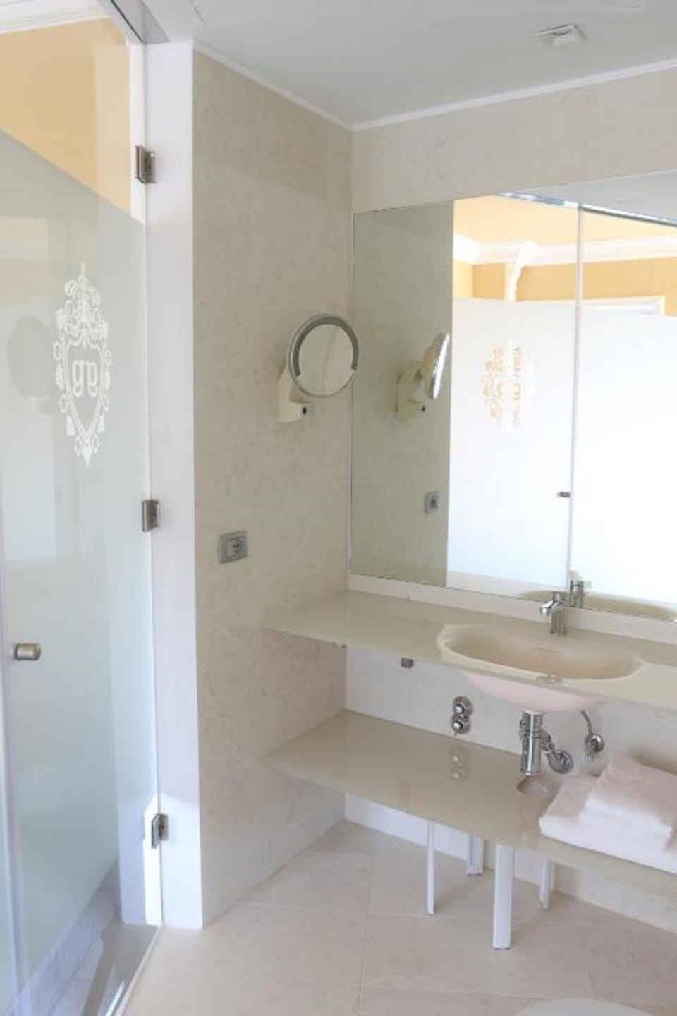 Rainfall showerhead, free toiletries, hair dryer, bathrobes