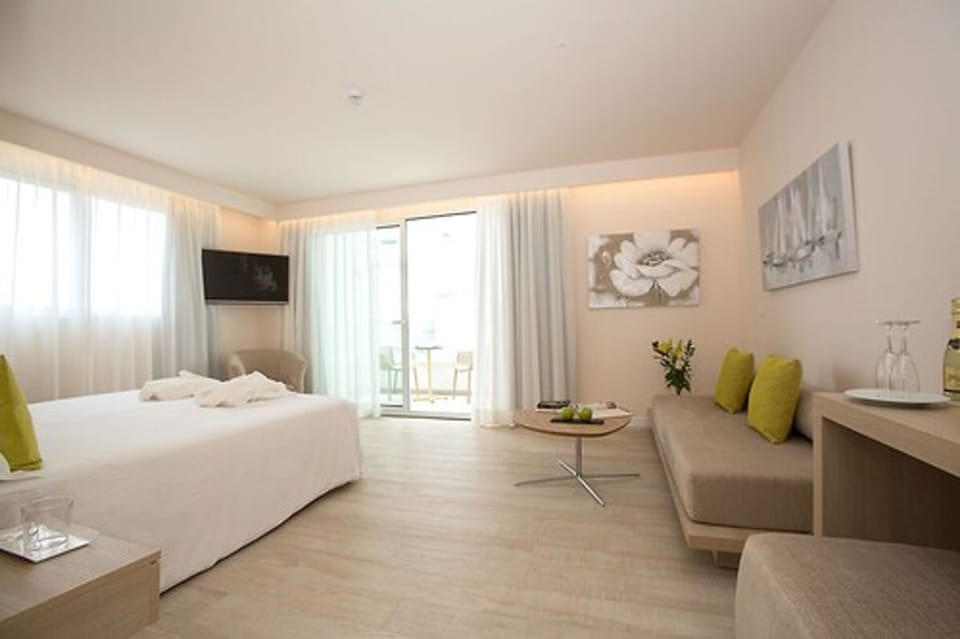 Junior Suite (Superior) | Desk, free WiFi, bed sheets