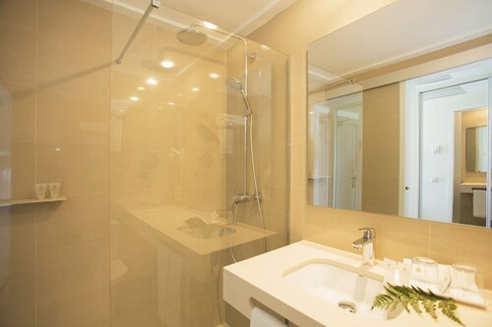 Double Room, Balcony, Sea View | Desk, free WiFi, bed sheets