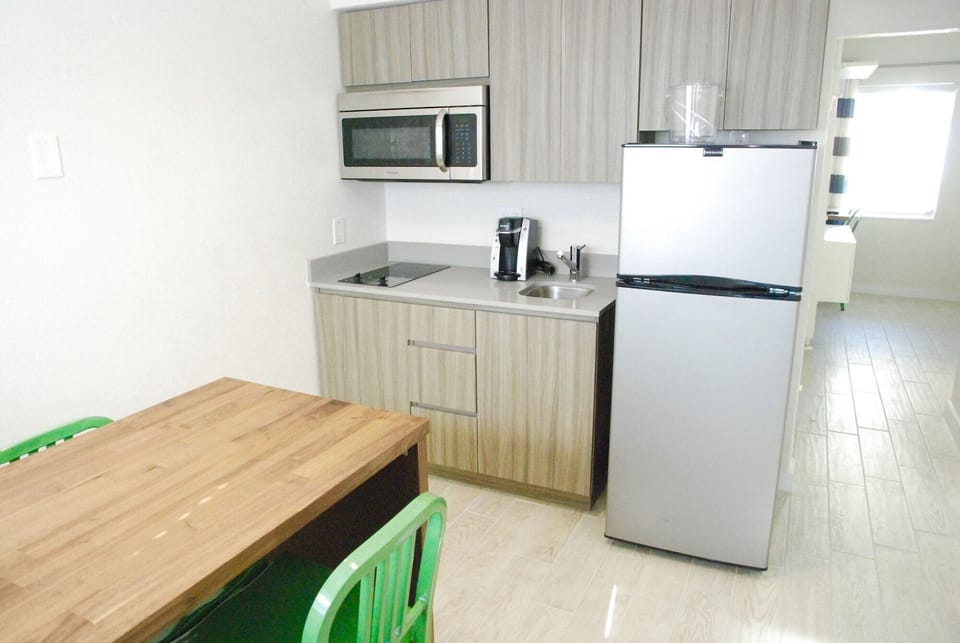 Private kitchen | Microwave, coffee/tea maker