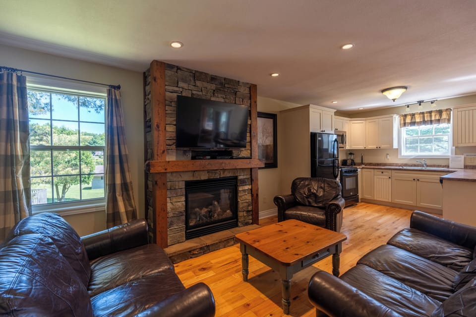 Luxury Cottage, 3 Bedrooms (Muskokan) | Living area | TV, fireplace, DVD player, table tennis