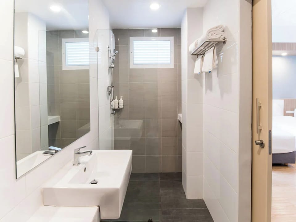 Superior Twin Room | Bathroom | Shower, free toiletries, hair dryer, slippers