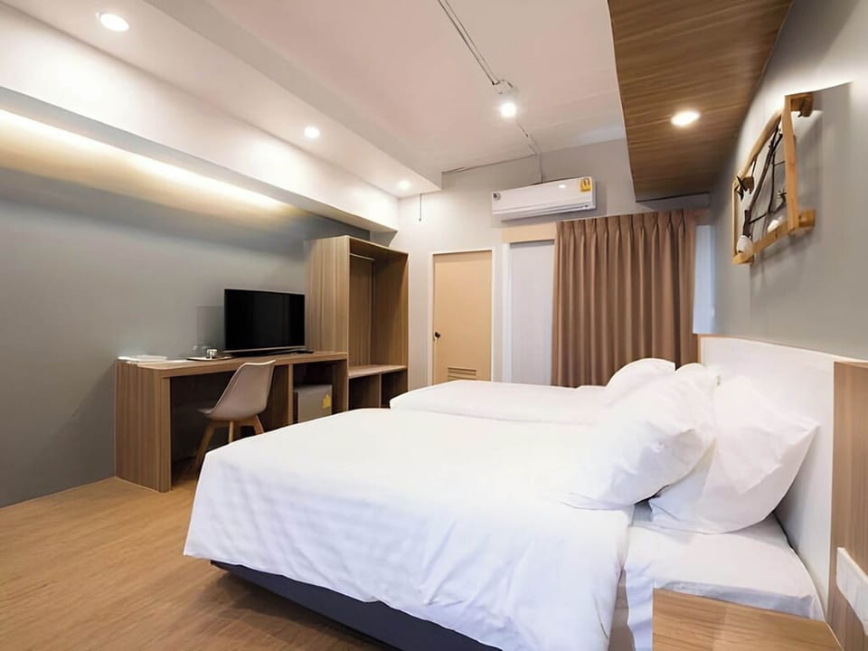 Deluxe Twin Room | Desk, blackout drapes, iron/ironing board, free WiFi