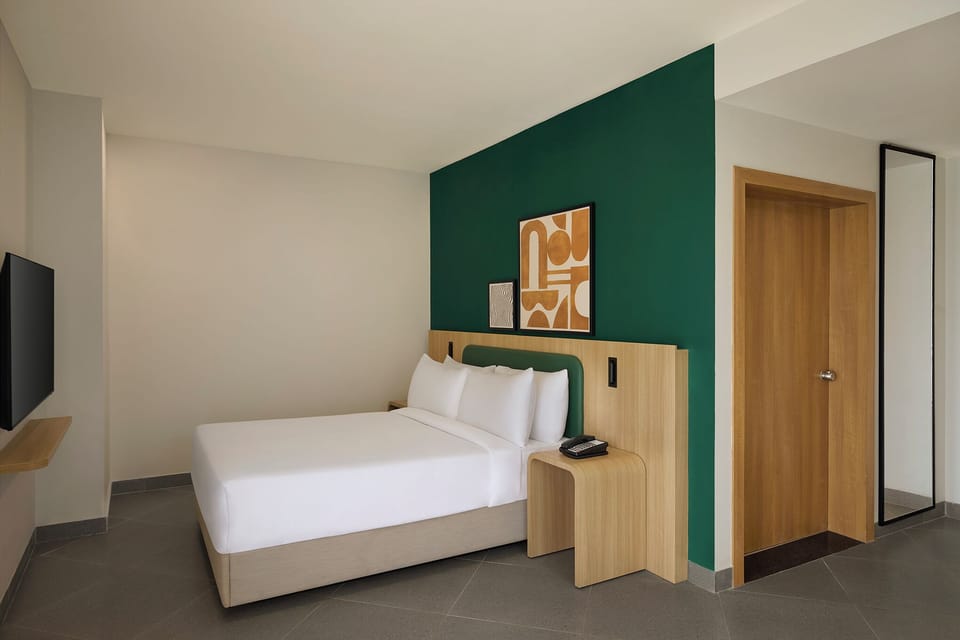 Room, 1 Queen Bed, Accessible | Premium bedding, desk, laptop workspace, bed sheets