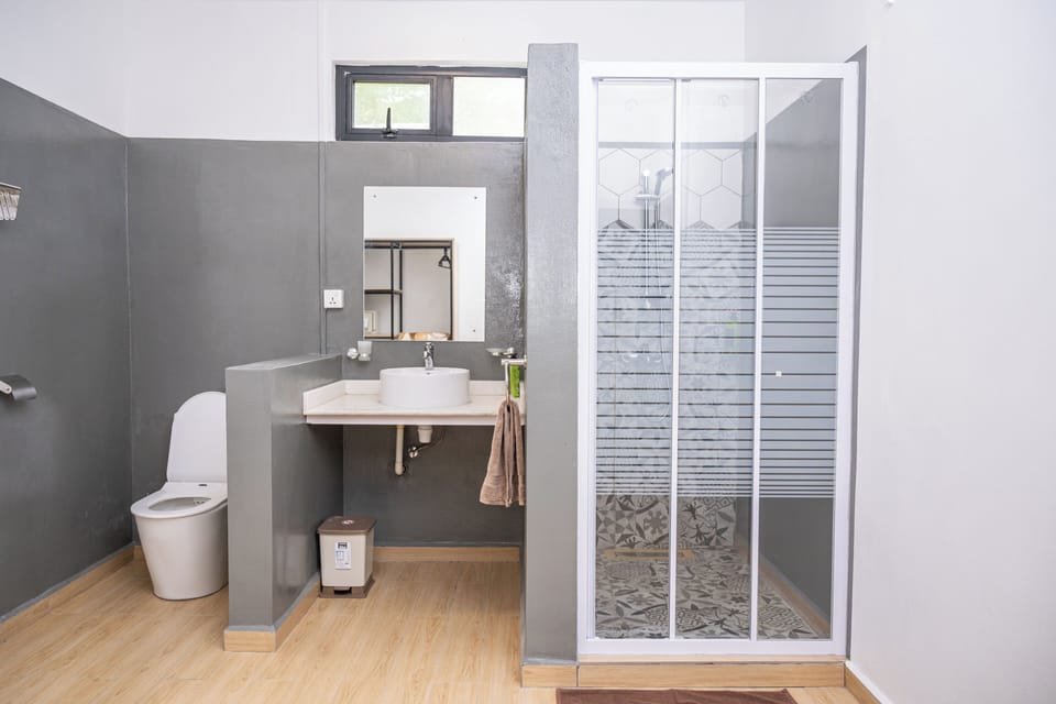Deluxe Double Room | Bathroom | Shower, rainfall showerhead, free toiletries, towels