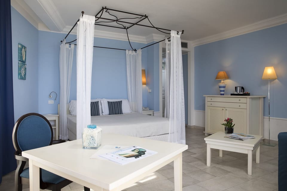 Junior Room, Sea View | Minibar, in-room safe, desk, soundproofing