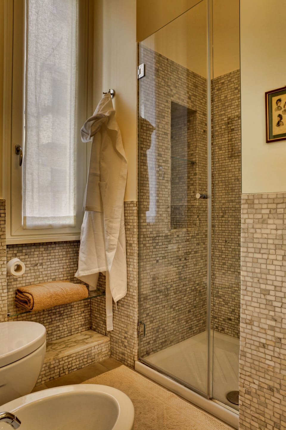 Deluxe Twin Room | Bathroom | Shower, rainfall showerhead, free toiletries, hair dryer