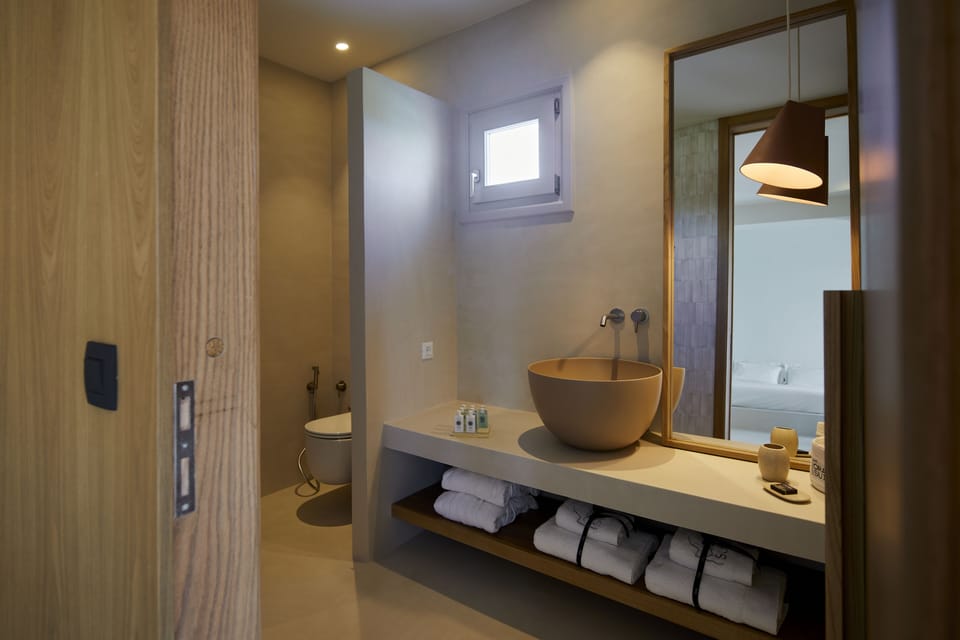 Honeymoon Suite (with Private Outdoor Jacuzzi) | Bathroom | Shower, designer toiletries, hair dryer, bathrobes