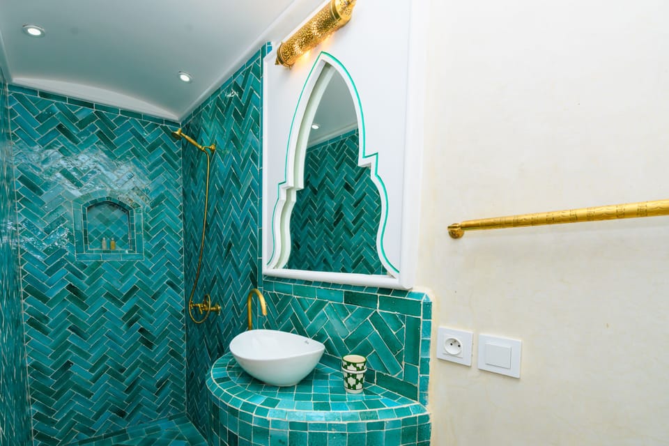 Suite, Ensuite (Meknès ) | Bathroom | Shower, hair dryer, towels, soap