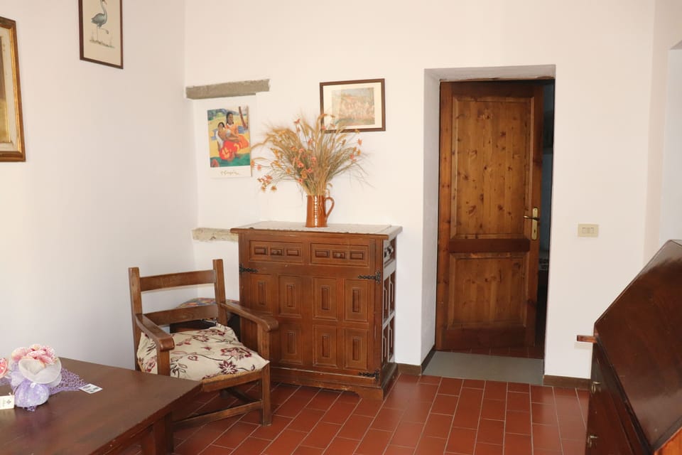 Exclusive Apartment, 2 Bedrooms, Fireplace, Valley View | Living area | 28-inch flat-screen TV with cable channels