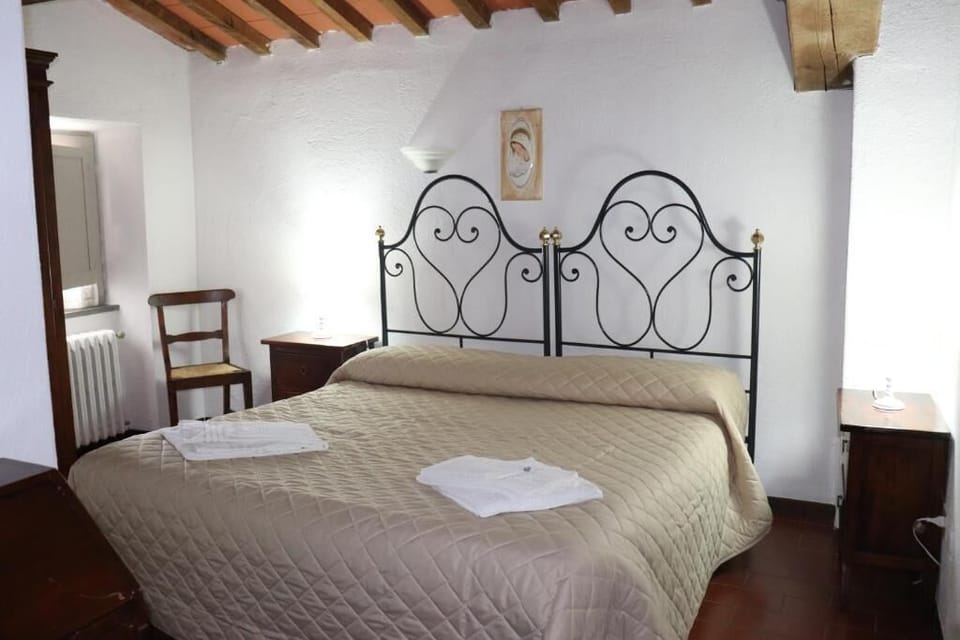 Premium bedding, down comforters, free cribs/infant beds, free WiFi