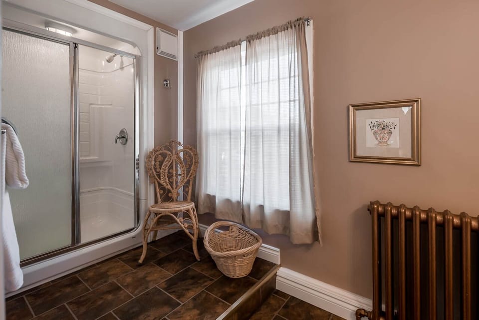 Deluxe Room, Ensuite | Bathroom | Free toiletries, hair dryer