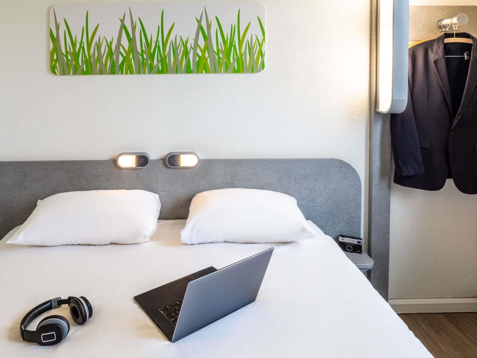 Desk, soundproofing, free cribs/infant beds, free WiFi
